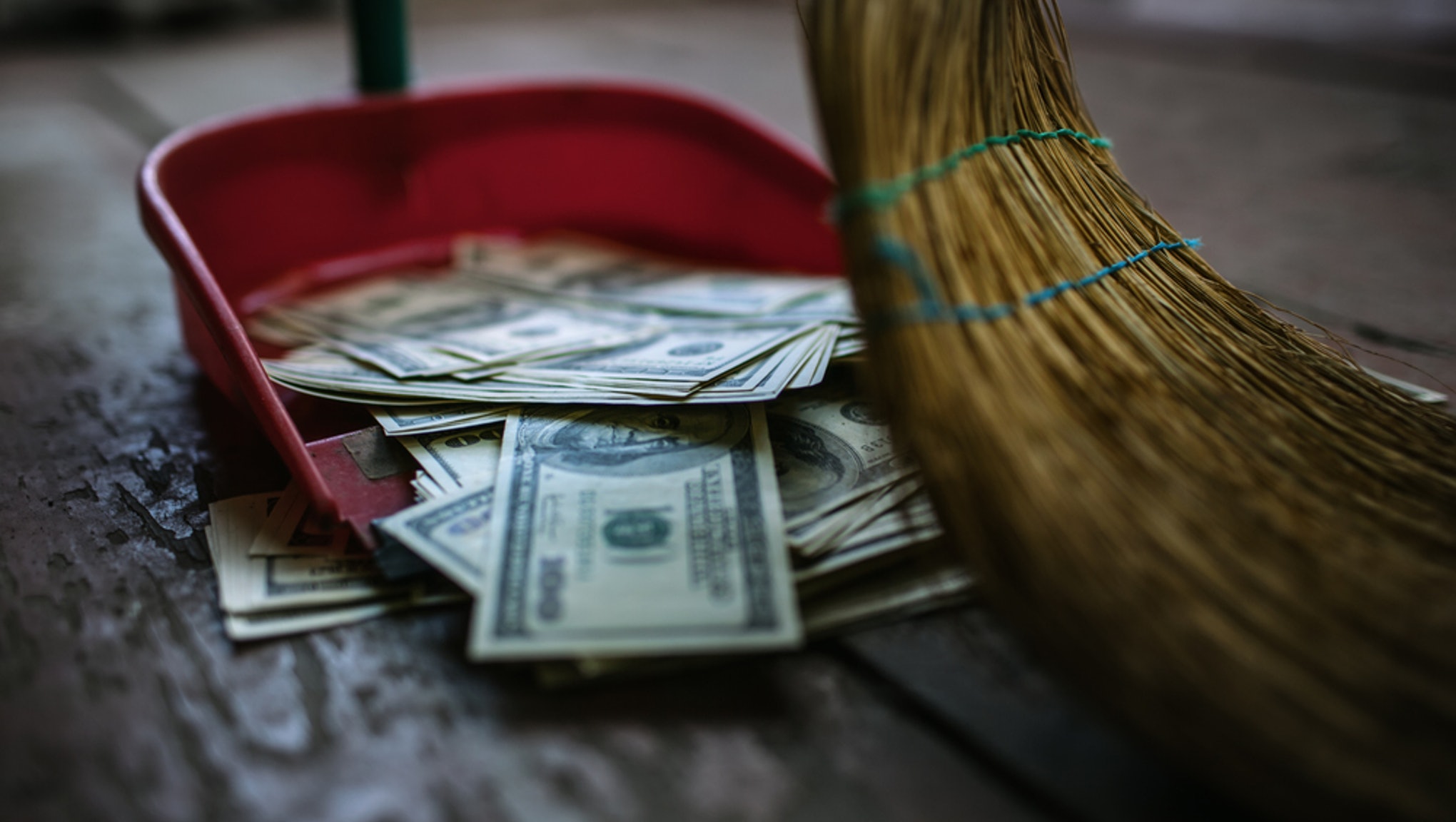 4 ways to stop wasting money every month